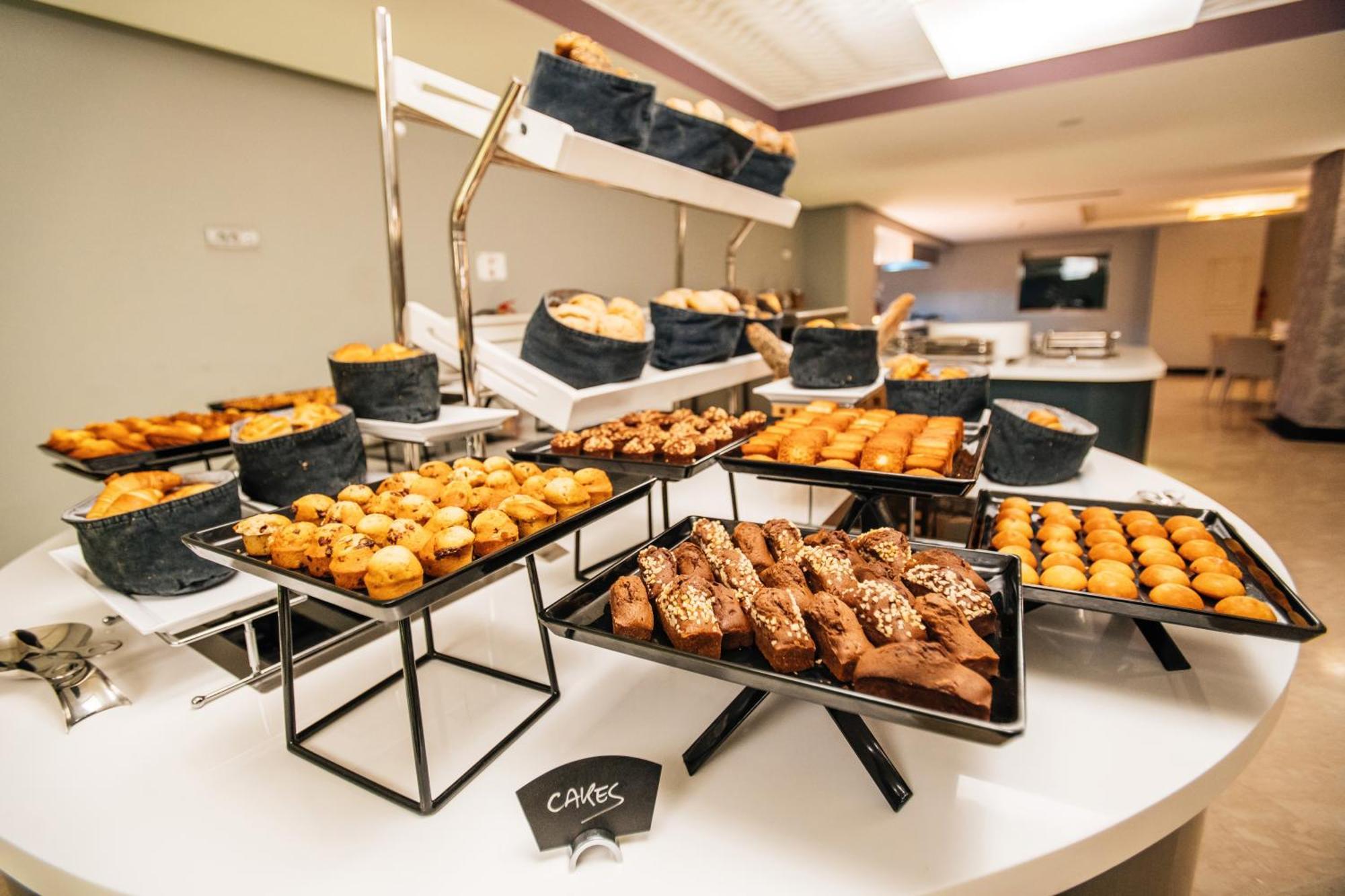 ホテル グランド モガドール シティ センター カサブランカ エクステリア 写真 A selection of cakes at a buffet