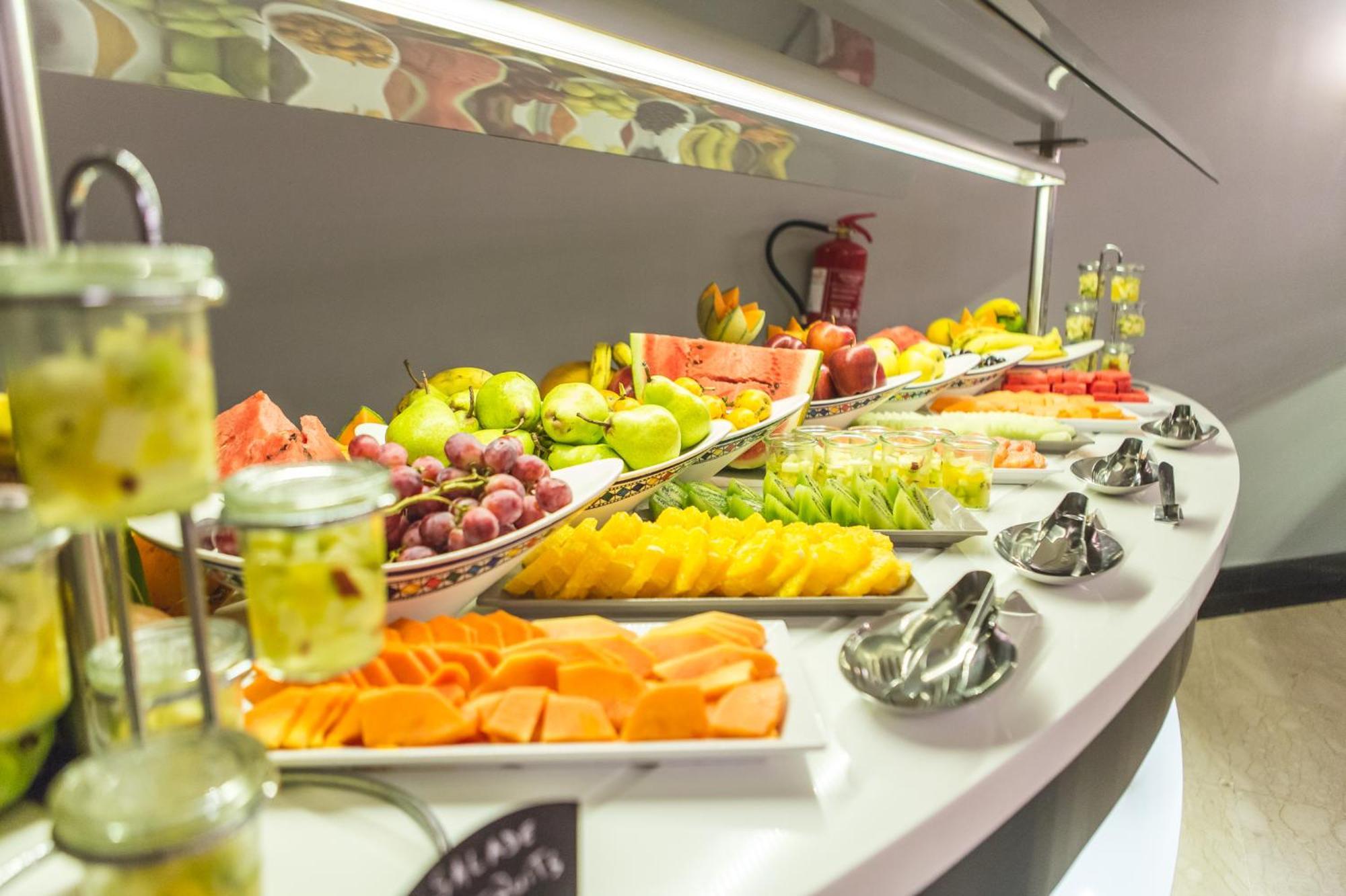 ホテル グランド モガドール シティ センター カサブランカ エクステリア 写真 A fruit salad bar