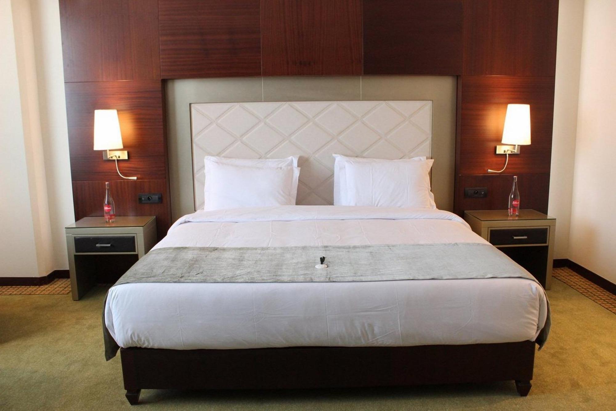 ホテル グランド モガドール シティ センター カサブランカ エクステリア 写真 A bedroom at the hotel