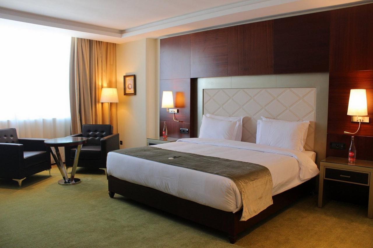 ホテル グランド モガドール シティ センター カサブランカ エクステリア 写真 A room at the hotel