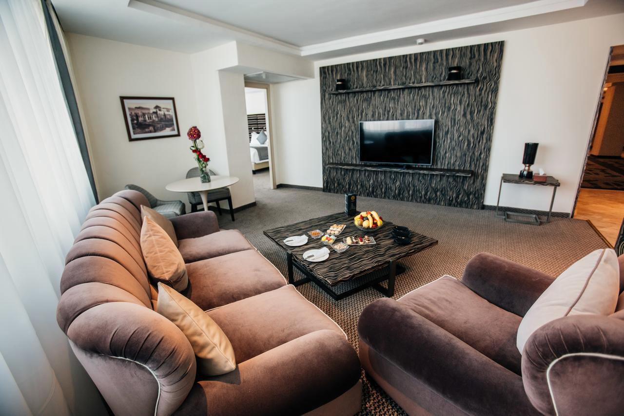 ホテル グランド モガドール シティ センター カサブランカ エクステリア 写真 A living room in a hotel