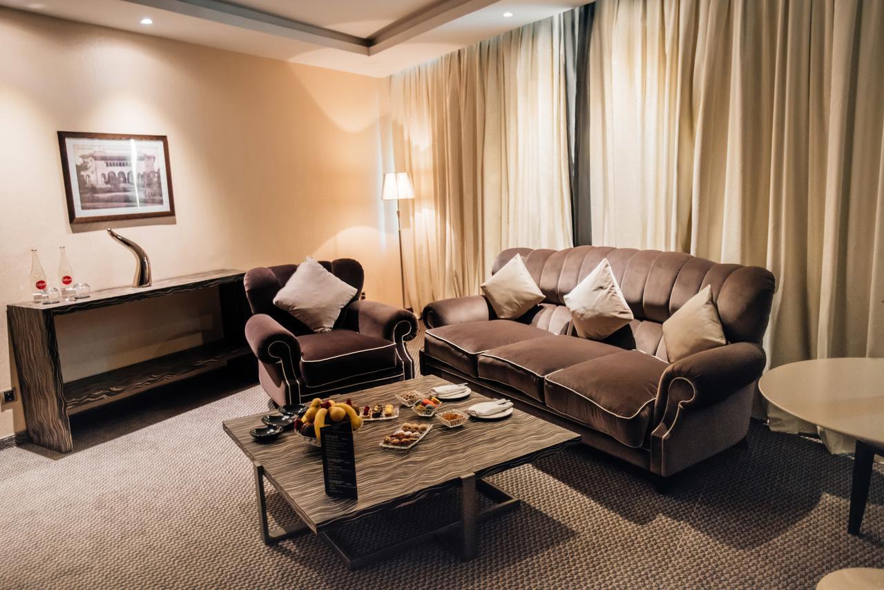 ホテル グランド モガドール シティ センター カサブランカ エクステリア 写真 A living room in a suite at the hotel