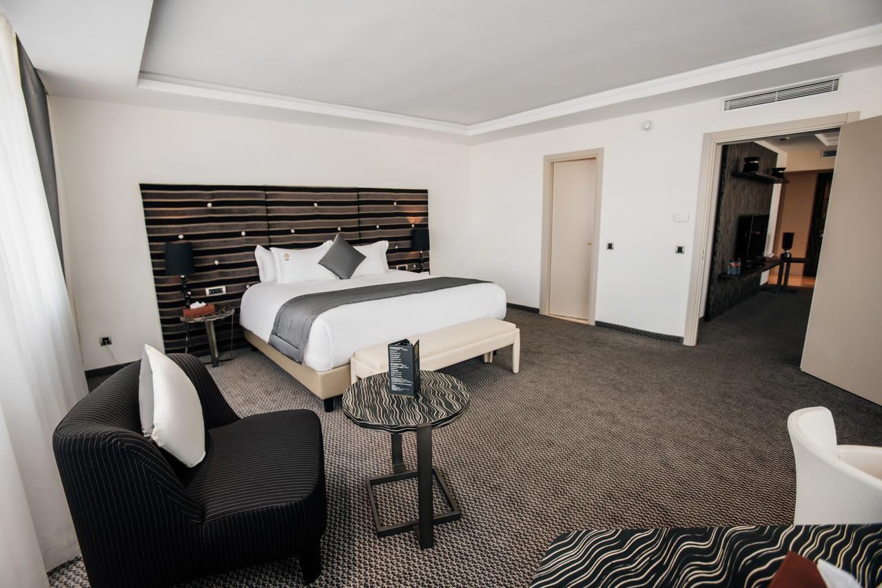 ホテル グランド モガドール シティ センター カサブランカ エクステリア 写真 A bedroom at the hotel